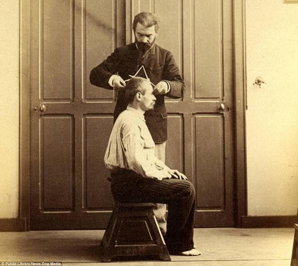 14. Alphonse Bertillon 1894 yılında Paris'te bir kafatası ölçümünün nasıl yapılacağını gösteriyor.