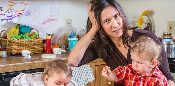 7. Она чувствует себя так, будто воспитывает ребенка одна