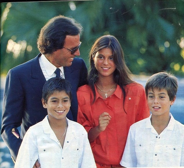 1. Ebeveynleri dünyaca ünlü 'God Of The Latino' Julio Iglesias ile İspanya'nın Cazibe Kraliçesi ve Kainat güzeli Isabel Preysler'dir.