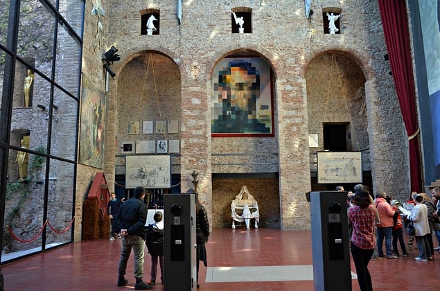 Dali'nin Barcelona'nın kuzeyindeki Figueras kasabasında bulunan mezarı açıldı. Alınan kemik veya diş gibi kalıntılara Toksikoloji Enstitüsü'nde DNA testi yapılacak.