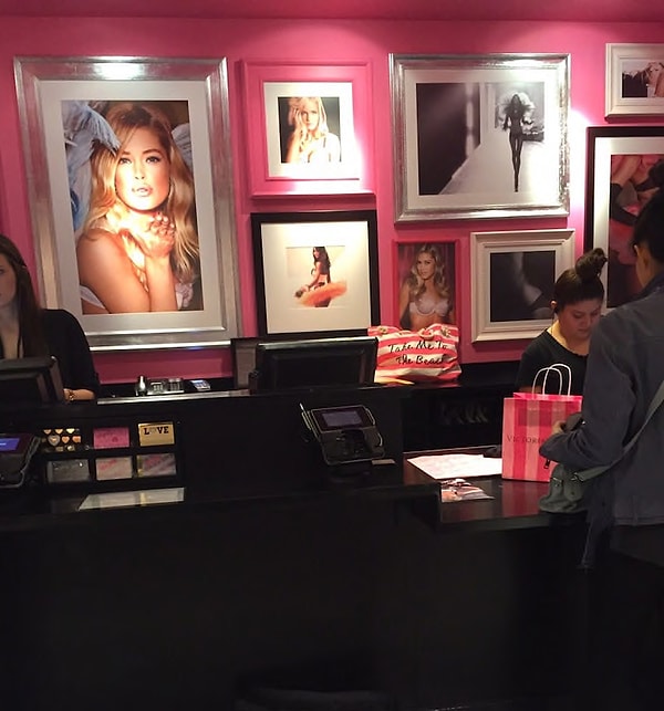 21. Надоедливые консультанты в отделе с нижним бельём никак не могут оставить вас в покое...