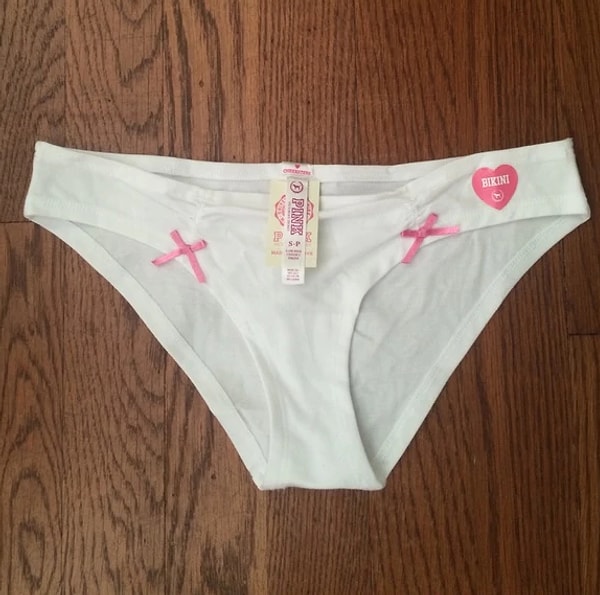 12. Странные небольшие надписи на трусиках безумно бесят!