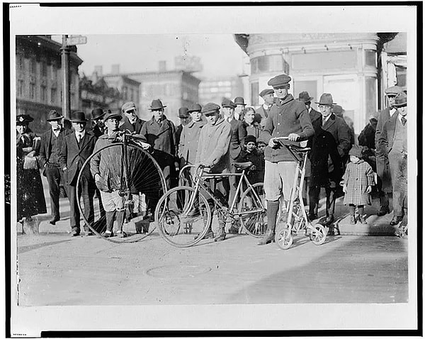 11. Выставка 1919 года, демонстрирующая эволюцию велосипеда