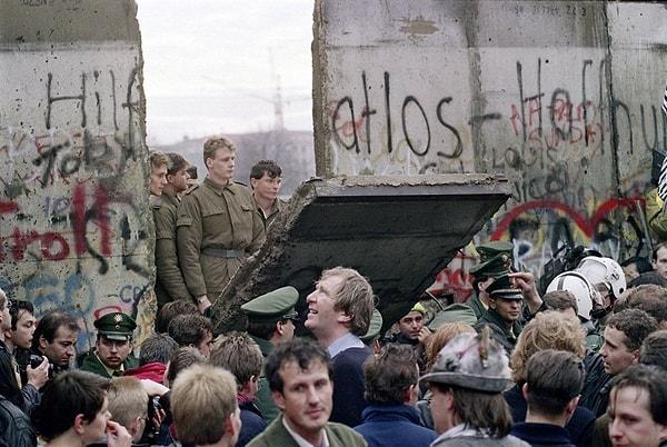 16. Berlin Duvarı'nın yıkılışı, Kasım 1989.