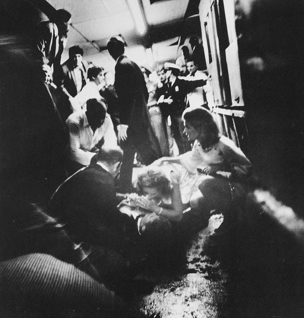 7. Suikast sonucu ölümcül yaralanan kocası Robert F. Kennedy'i iyileşeceğine dair rahatlatmaya çalışan Ethel Kennedy, 6 Haziran 1968.