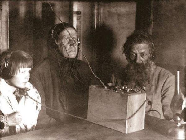 6. Radyodan akşam yayınını dinleyen bir aile, Sovyetler Birliği, 1925.