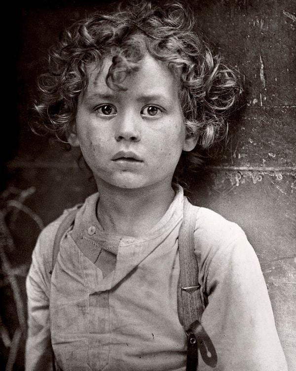 9. ABD'deki çocuk işçi kanunu kapsamında istenen değişikliklerin yapılmasına büyük ölçüde katkıda bulunmuş Paris Waif'in etkili fotoğrafı, 1918.