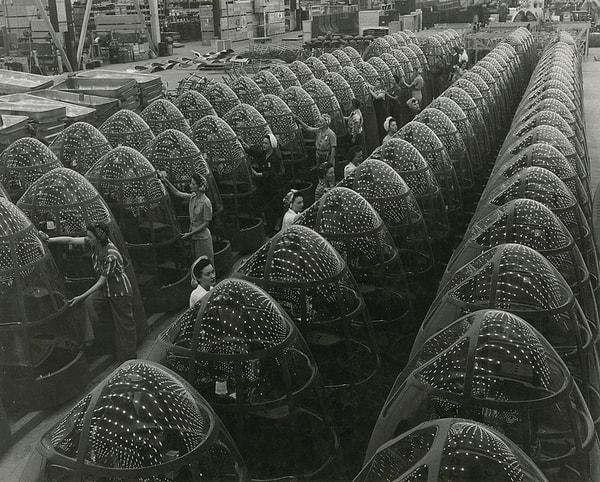 8. Douglas A-20 Havoc isimli hafif bombardıman uçaklarının burun kısmı üzerinde çalışan kadın işçiler. 1942.