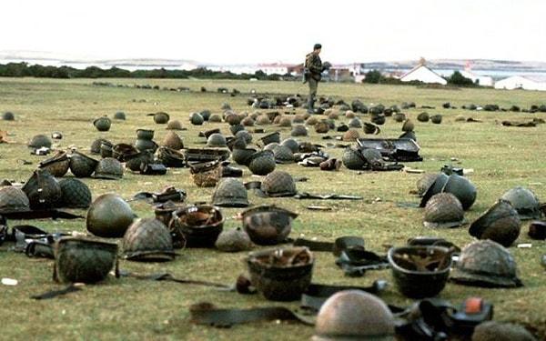 12. Goose Green'de teslim olan Arjantin silahlı kuvvetleri tarafından bırakılan çelik kasklar, Falkland Savaşı, Mayıs 1982.