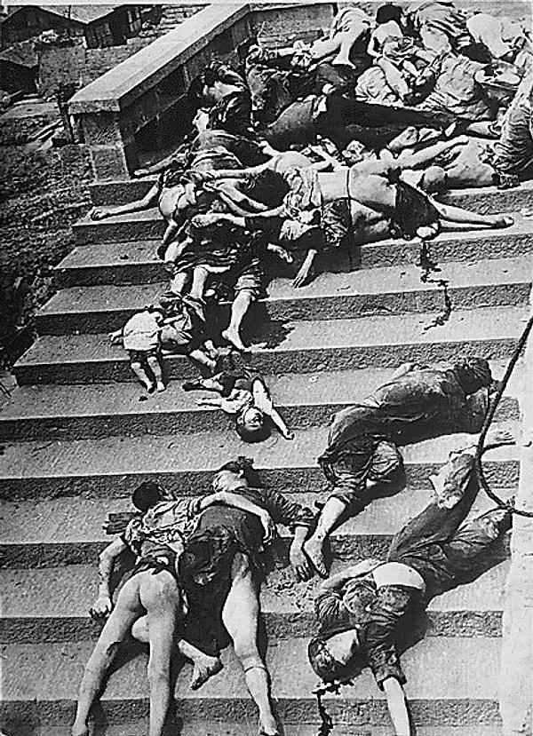 17. Japon hava saldırısı sırasında panik halinde sığınaklara geri dönmeye çalışırken ezilerek veya havasızlıktan hayatını kaybeden 4000 insandan birkaçı, Çin, 5 Haziran 1941.
