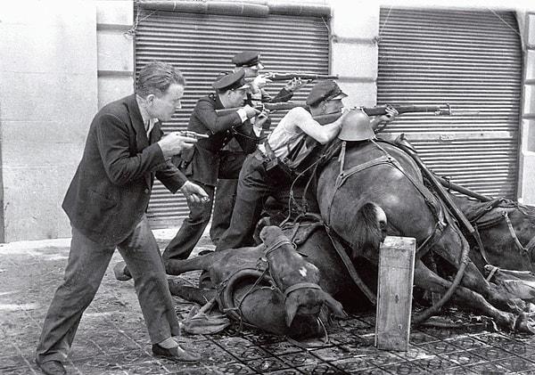 15. İspanya İç Savaşı'nın ilk günlerinde, ölü atları siper ederek kendilerini korumaya ve savaşmaya çalışan emniyet birimleri. Barcelona, İspanya, 19 Temmuz 1936.