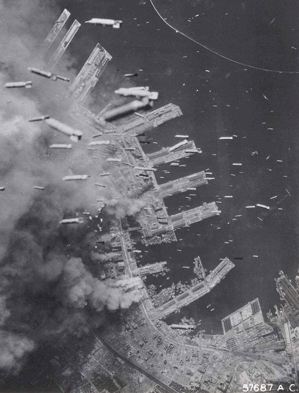 13. Amerikan uçakları bombaları rıhtıma bırakırken, Kobe, Japonya, 1945.