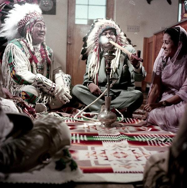 18. Blackfoot Şefi Theodore Last Star ile barış çubuğu tüttüren Pakistan Başbakanı Muhammed Ali, Montana, ABD, 1954