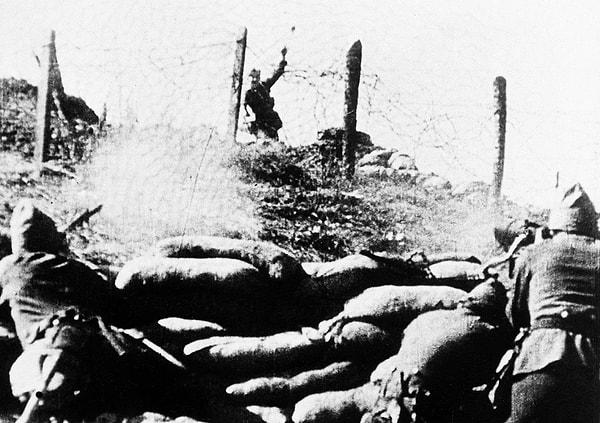 23. İspanya İç Savaşı sırasında Cumhuriyetçi hatlara karşı el bombası atan İspanyol Milliyetçi askeri.