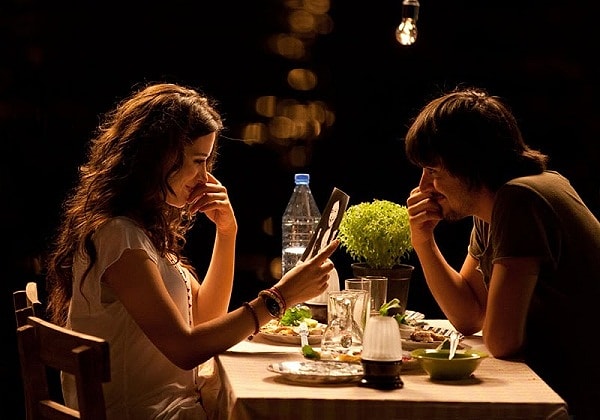 Вы пара из "Любовь любит случайности"!