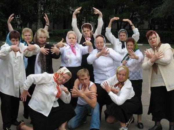 2. Чувак и его бабули. 😆 То чувство, когда девушки-одногодки элементарно приелись! А может, просто вкусы специфические...