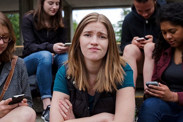 3. А вот так в 2017 году выглядит девушка, у которой во время встречи с друзьями "сел" телефон. Печальная картина, господа! 🙌