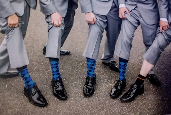 6. Этот шафер явно опаздывал на свадьбу и забыл о "носочном" дресс-коде. 🙅