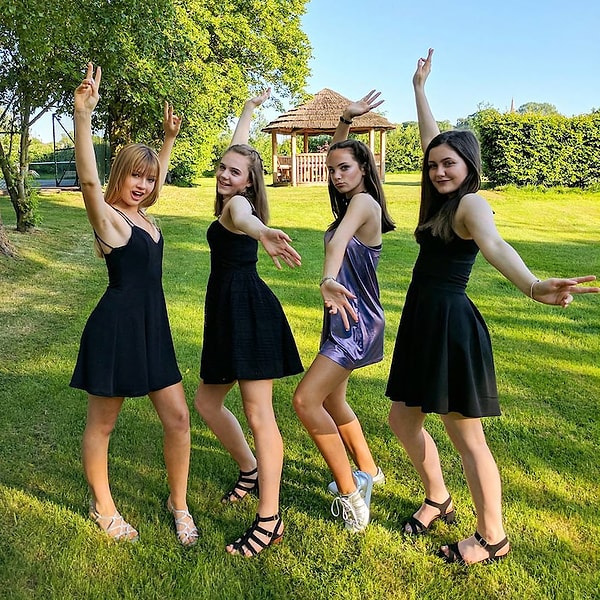 10. Эта девушка явно хотела выделиться... А как ещё объяснить то, что на выпускной она надела лиловое платье и кроссовки?