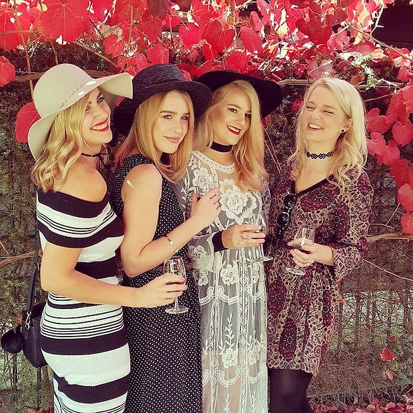 11. То чувство, когда в компании вы всегда смеётесь больше всех. Да и шляпу надевать вам кажется нелепым...