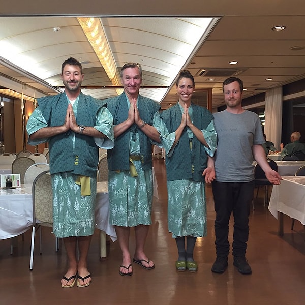 15. В каждой компании есть такой друг, который просто забывает читать сообщения в групповом чате. Ну, и, разумеется, именно из-за него план одеться одинаково накрывается медным тазом. 😫