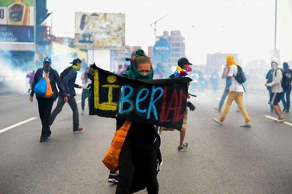 Ekonomik krizin derinleştiği Venezuela'da, son iki aydan bu yana hükümete karşı neredeyse her gün gösteriler düzenleniyor.
