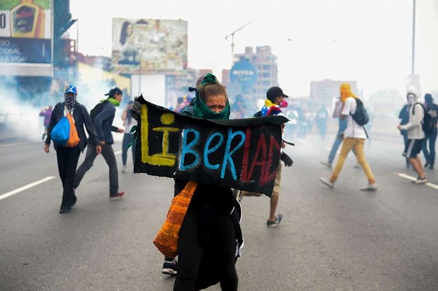Ekonomik krizin derinleştiği Venezuela'da, son iki aydan bu yana hükümete karşı neredeyse her gün gösteriler düzenleniyor.