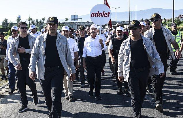 Öğleden sonra partinin Merkez Yönetim Kurulu toplantısının yapılacağını söyleyen CHP lideri daha sonra elinde 'adalet' yazılı dövizle yürüyüşüne başladı.