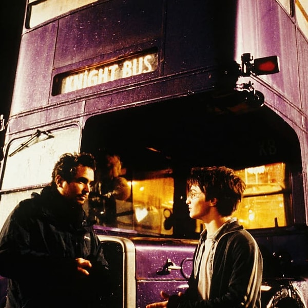 1. Альфонсо Куарон дает Рэдклиффу указания во время съемок сцены у автобуса "Ночной рыцарь" на съемках "Гарри Поттер и Узник Азкабана"