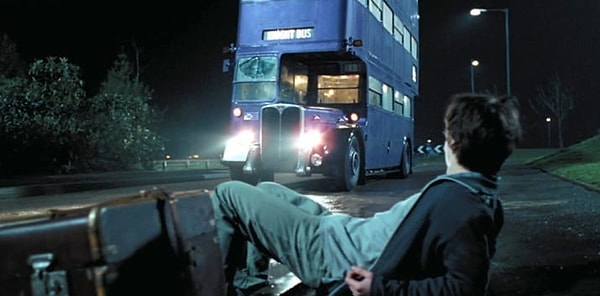 1. Альфонсо Куарон дает Рэдклиффу указания во время съемок сцены у автобуса "Ночной рыцарь" на съемках "Гарри Поттер и Узник Азкабана"