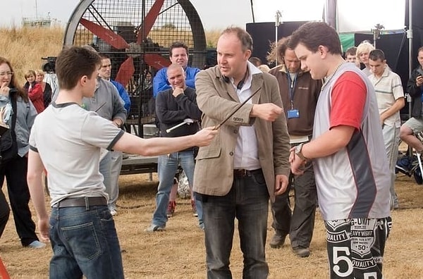 2. Дэниел Рэдклифф и Гарри Меллинг готовятся к съемкам сцены противостояния Гарри и Дадли