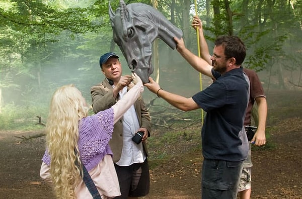 7. Эванна Линч учится гладить фестралов