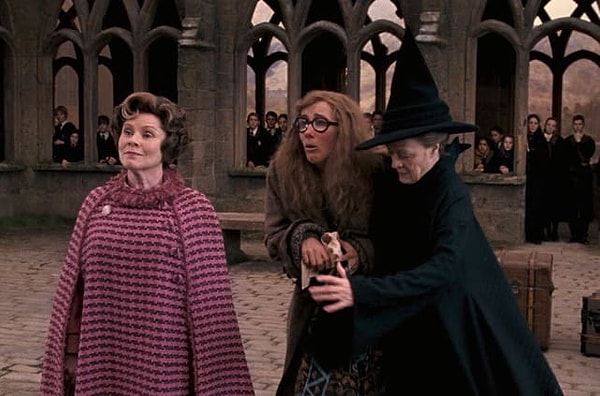 8. Обворожительная Мегги Смит ждет команды к съемкам той самой сцены с Трелони