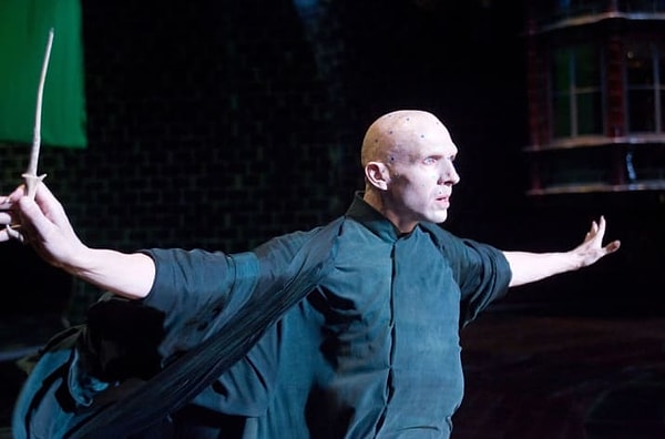 12. Рэйф Файнс, лицо которого испещрено зелеными точками, во время битвы в Министерстве