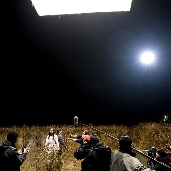 16. Взгляните на Бонни Райт и Дэниела Рэдклиффа во время съемок сцены битвы у "Норы"