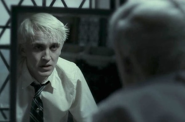 17. Бог мой, да это же Том Фелтон во время съемок сцены с Сектумсемпрой!