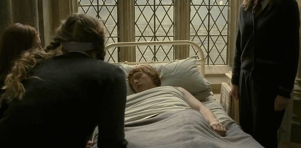 18. А вот и Лаванда, она же Джесси Кейв, смеется вместе с Райт и Гринтом во время съемок сцены в Больничном крыле