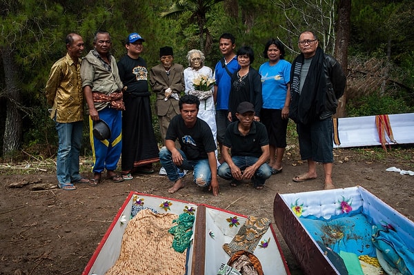 9. Ну а как же без фото? Оно тоже имеется, обязательно с эксгумированными и всей роднёй.