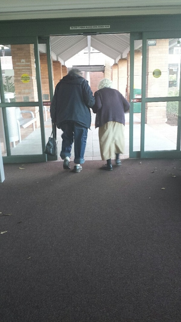 1. То, что мужчина несёт женскую сумку, вовсе не делает его менее мужественным, а даже наоборот... 💪