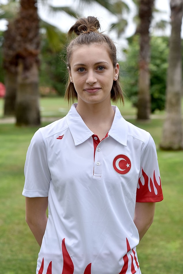 Bugünse kadınlar 53 kiloda Zeliha Ağrıs, Rus rakibi Tatiana Kudashova'yı 11-8 mağlup ederek ülkemize bir gurur daha yaşattı.