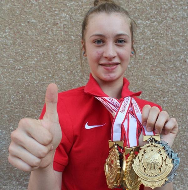 Milli sporcumuz, finalde yendiği Kudashova'ya geçen yıl Avrupa Şampiyonası'nda mağlup olmuştu. Bu galibiyet, Zeliha'ya altın madalyanın yanı sıra rövanşı da kazandırmış oldu.