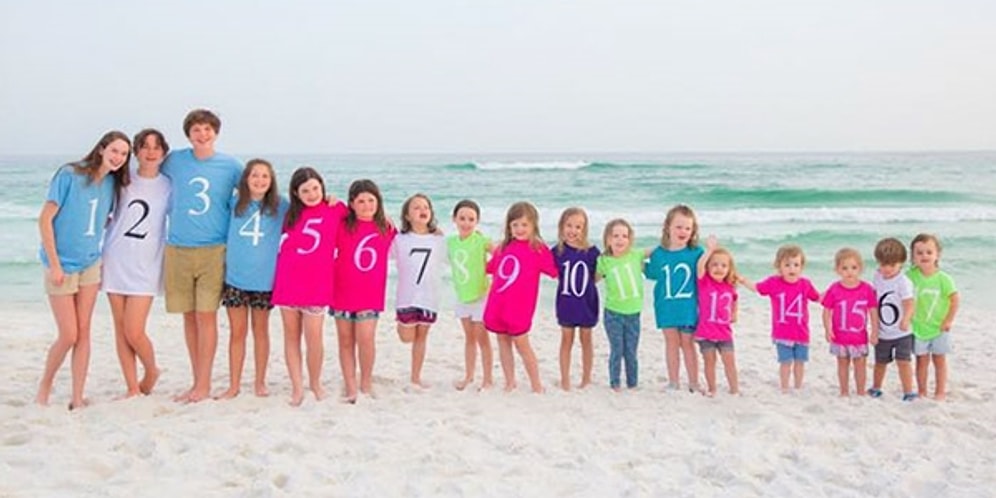 Aile Sınır Tanımaz! 17 Kuzenin Doğum Sırasına Göre Dizilip Renklerle Kodlandırılmış Fotoğrafı