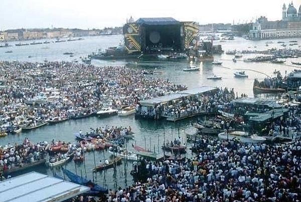9. Tamamen su üzerinde gerçekleştirilen Pink Floyd konseri. Venedik, 1989.