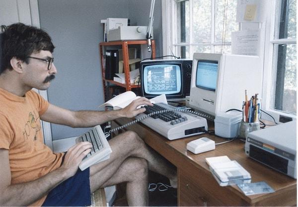 16. Bugünün hipster'ı gibi görünen 80'lerden bir bilgisayar geek'i.