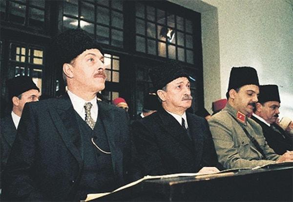1. 1994 yılında çekilen "Kurtuluş" ve 1998'deki "Cumhuriyet" filmlerinde Atatürk'ü canlandıran isim Rutkay Aziz'di.