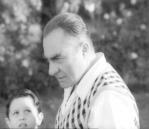 2. Bir banka reklamında Atatürk'ü oynayan Haluk Bilginer, müthiş bir makyaj çalışmasıyla ekran karşısına geçmişti.