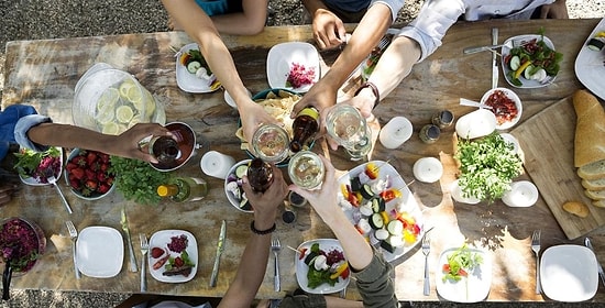 Новейшие летние тренды в кулинарии: от съедобных цветов до бургеров без хлеба