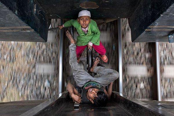 6. Bangladeş'te tren vagonlarının arasında seyahat ederek şehirden şehire dilenmeye giden çocuklar.