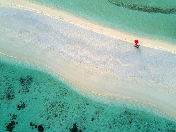 28. Ari Atoll, Maldivler'de yalnız bir şemsiye