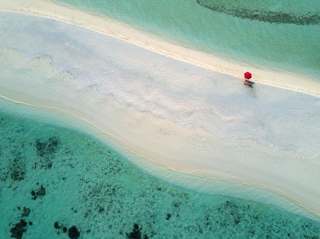 28. Ari Atoll, Maldivler'de yalnız bir şemsiye